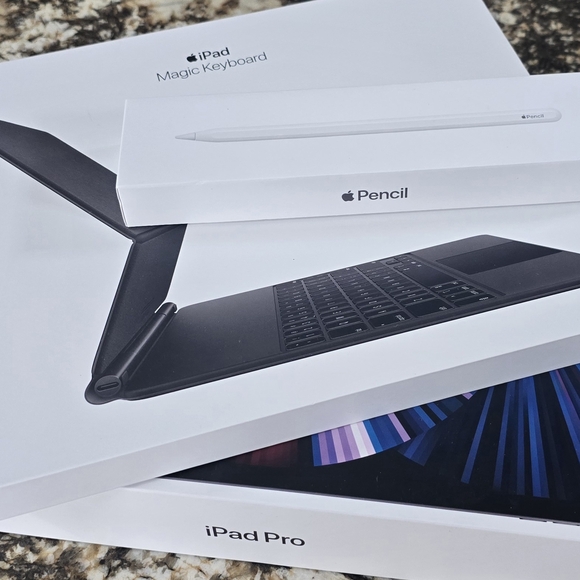 Wi-Fi Only Apple iPad Pro 12.9" 5th Gen 512 GB with Magic Keyboard & 2nd Gen Pen - Picture 13 of 14
